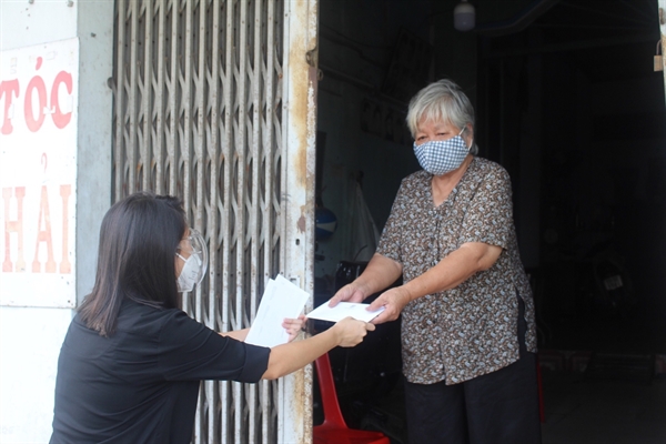 Một cụ già neo đơn tại huyện Bình Chánh nhận hỗ trợ từ chương trình vào tháng 9/2021.