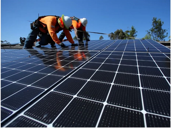 Những người lắp đặt quang điện mặt trời dự kiến ​​sẽ tăng 50,5% việc làm vào năm 2029. Ảnh: Reuters.
