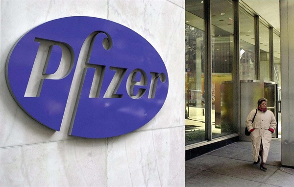 Trụ sở chính của hãng dược phẩm Pfizer ở New York. Ảnh: AFP.