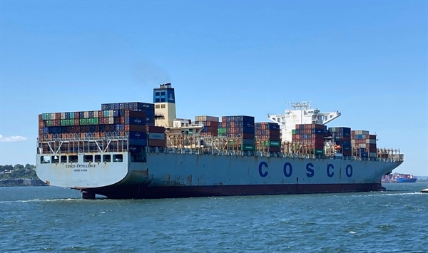 Một tàu chở hàng được hộ tống vào cảng gần Verrazano Narrows. Sự thiếu hụt container trên toàn cầu, do đại dịch, đã làm tăng thời gian vận chuyển của nhiều doanh nghiệp. Ảnh: AP.