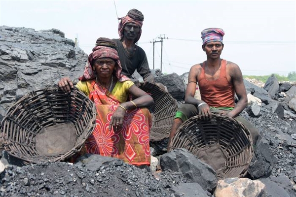 Các nhà máy nhiệt điện chạy bằng than tạo ra 66% điện năng của Ấn Độ. Ảnh: AFP.