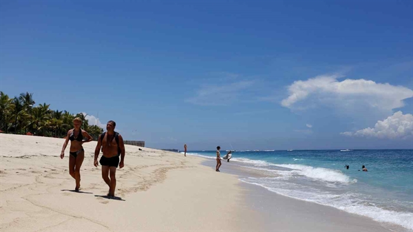 Bali mở cửa cho một số du khách nước ngoài từ giữa tháng 10. Ảnh: Reuters.