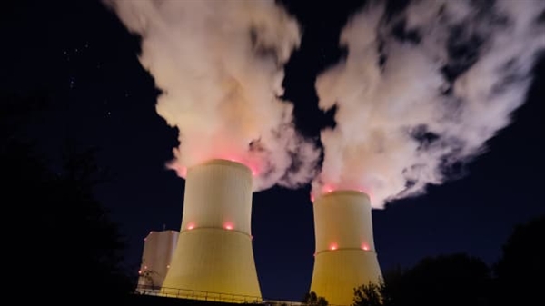 Hơi nước bốc lên từ các tháp giải nhiệt của nhà máy điện Lippendorf ở phía nam Leipzig, Đức. Ảnh: Getty Images.