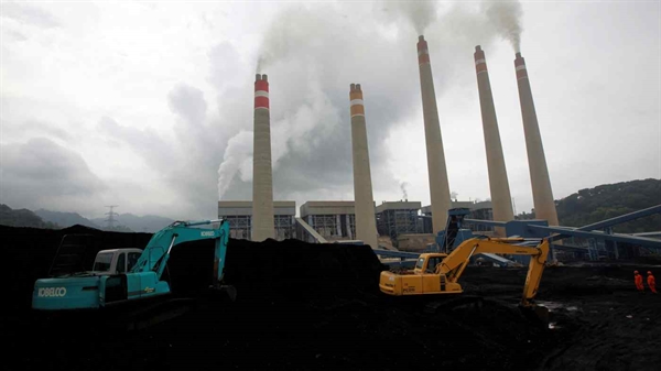 Máy xúc chất đống than trong khu chứa tại nhà máy điện ở Suralaya: than đá chiếm 60% công suất phát điện của Indonesia. Ảnh: Reuters.