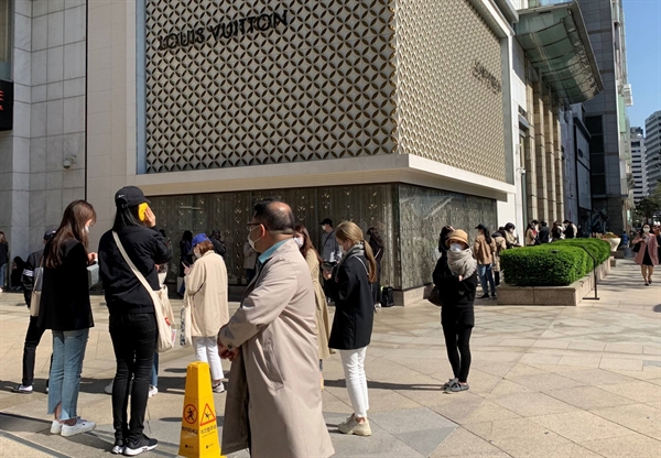 Người dân xếp hàng để vào cửa hàng Chanel tại một cửa hàng giữa dịch COVID-19, ở Seoul, Hàn Quốc, tháng 5/2020. Ảnh: Reuters.