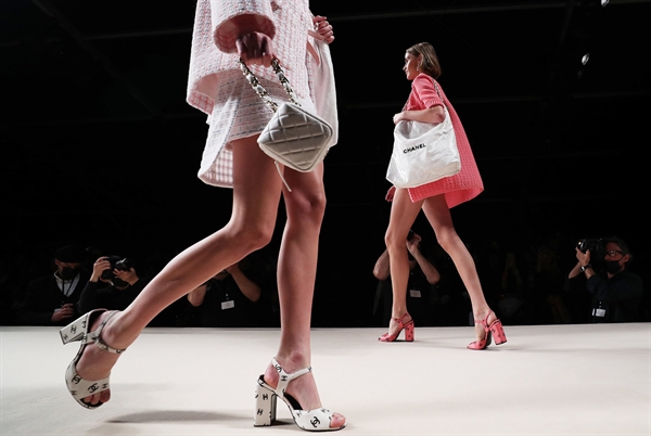 Các người mẫu trình diễn những sáng tạo từ bộ sưu tập Xuân Hè 2022 Ready to Wear cho Chanel trong Tuần lễ thời trang Paris, 2021. Ảnh: Tân Hoa Xã.