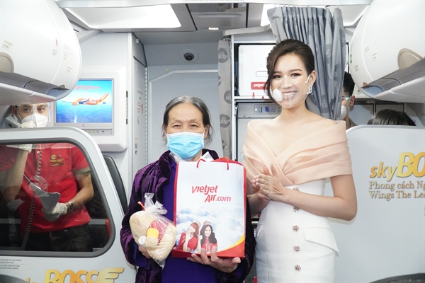 Hoa hậu Đỗ Thị Hà trao quà cho khách hàng may mắn trên chuyến bay Vietjet dịp 20/10