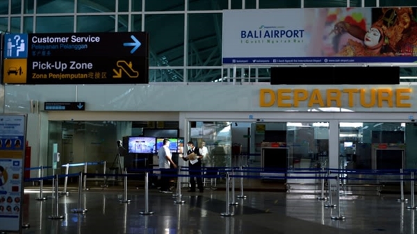 Sân bay quốc tế Ngurah Rai trước khi Bali mở cửa trở lại: Nền kinh tế địa phương bị ảnh hưởng vào năm ngoái khi đất nước này phải đóng cửa do sự bùng phát COVID-19. Ảnh: Reuters.