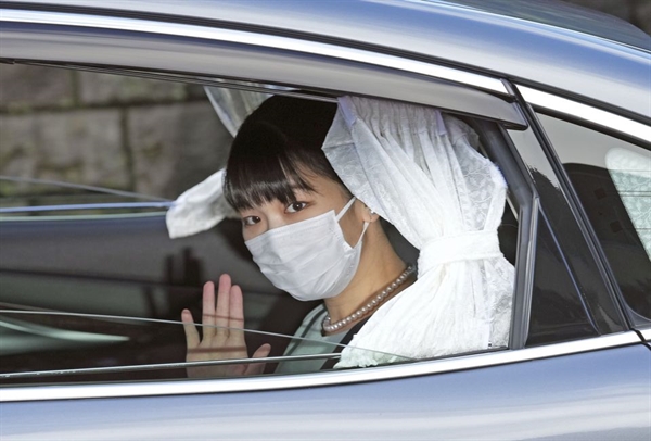 Công chúa Mako vẫy tay rời nhà để dự hôn lễ tại Akasaka Estate ở Tokyo, Nhật Bản ngày 26/10/2021. Ảnh: Reuters.