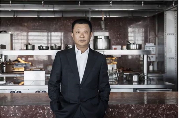 Tỉ phú Zhang Yong, nhà sáng lập kiêm chủ tịch của chuỗi nhà hàng lẩu Haidilao. Ảnh: Forbes.