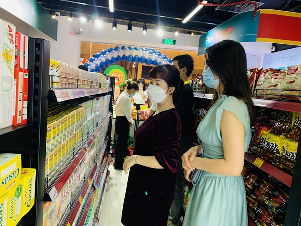 Daily essential consumer products are overflowing on store shelves. Photo: Masan