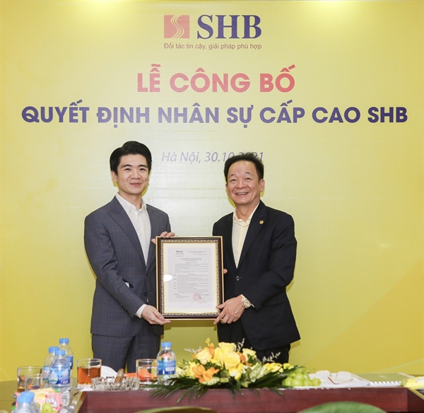 Chủ tịch HĐQT SHB ông Đỗ Quang Hiển trao Quyết định bổ nhiệm ông Đỗ Quang Vinh giữ chức Phó Tổng Giám đốc SHB