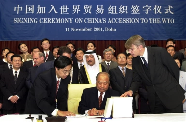 Bộ trưởng Ngoại thương lúc bấy giờ là Shi Guangsheng ký văn kiện thành viên tại lễ ký gia nhập WTO của Trung Quốc ở Doha vào ngày 11/11/2001. Ảnh: Reuters.