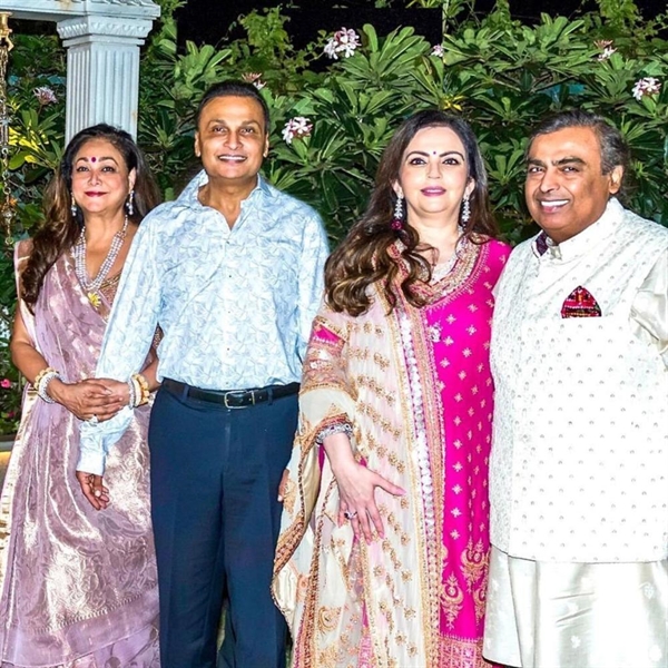 Bà Nita Ambani (thứ 2 từ phải sang) cùng chồng Mukesh Ambani (ngoài cùng bên phải) chụp cùng vợ chồng người em trai chồng Anil Ambani. Ảnh: Instagram.