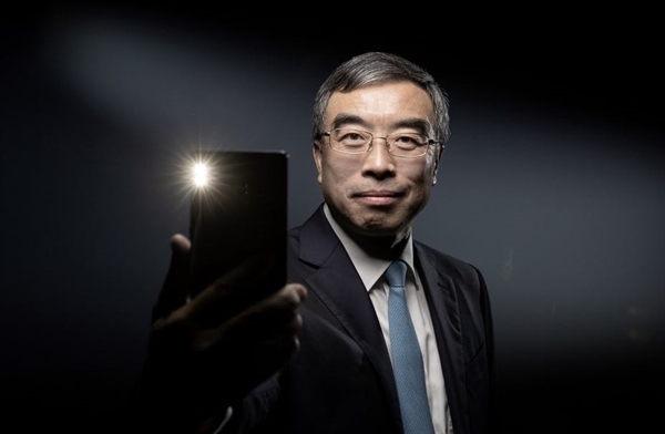 Giám đốc điều hành Liang Hua của Huawei tại Paris vào tháng 12/2019. Gã khổng lồ điện thoại thông minh có thể mất nhiều thị trường châu Âu vì các lệnh trừng phạt của Mỹ. Ảnh: AFP.