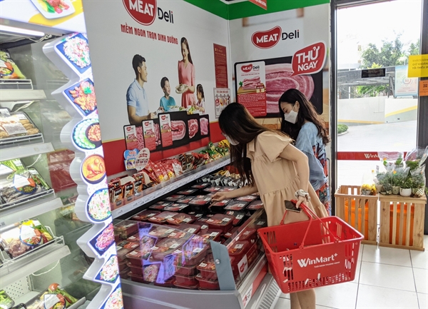 Khách mua thịt heo sạch MEATDeli tại cửa hàng VinMart+