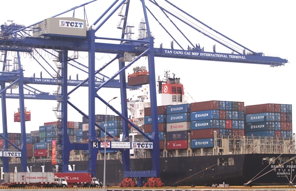 Bốc dở container ở Tân Cảng - Cái Mép. Ảnh: Quý Hòa.