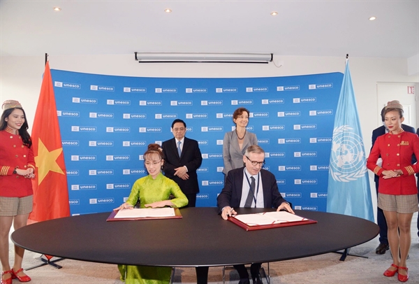 Lãnh đạo tập đoàn Sovico ký kết hợp tác cùng đại diện Unesco trước sự chứng kiến của Thủ tướng Chính phủ Phạm Minh Chính tại trụ sở Unesco tại Pháp.