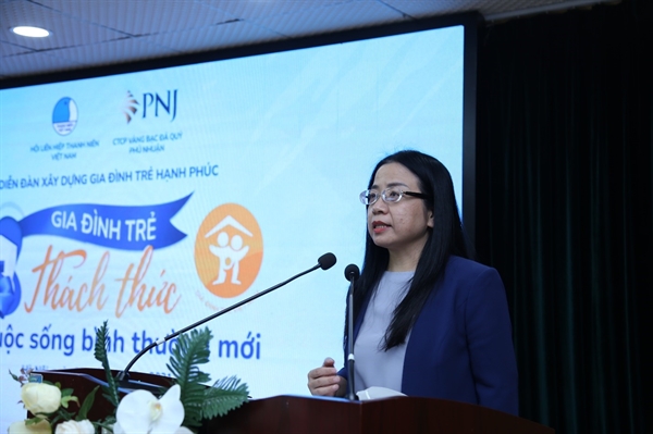 Bà Trịnh Thu Nga, Phó viện trưởng Viện Khoa học, Lao động và Xã hội  chia sẻ tại diễn đàn. 