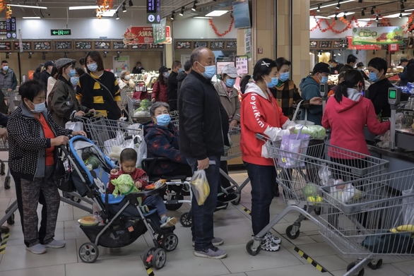 Người dân xếp hàng mua thực phẩm ở một siêu thị tại Bắc Kinh, Trung Quốc. Ảnh: EPA.