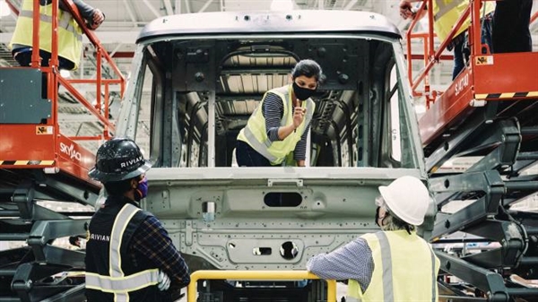 Một chiếc xe tải giao hàng của Amazon đang được chế tạo tại nhà máy của Rivian ở Normal, Illinois. Ảnh: Rivian.