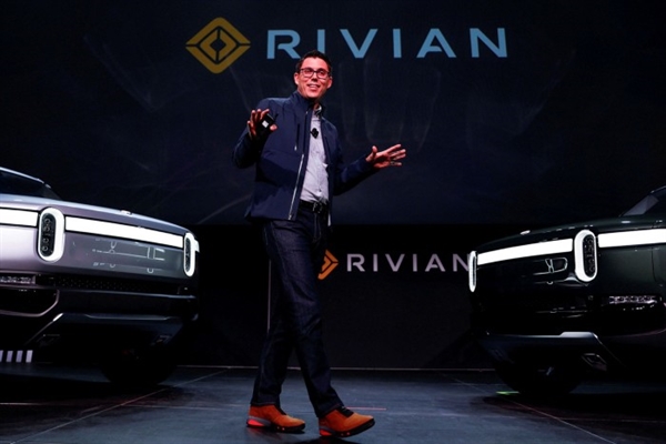 Giám đốc Rivian RJ Scaringe tiết lộ chiếc xe bán tải chạy điện hoàn toàn bằng điện R1T và chiếc SUV R1S của công ty tại LA vào năm 2018. Ảnh: Reuters.