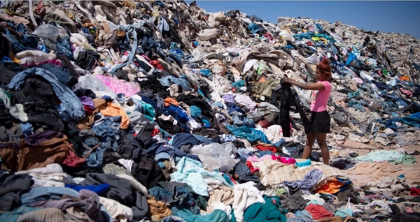 Phụ nữ tìm kiếm quần áo đã qua sử dụng ở sa mạc Atacama. Ảnh: AFP.