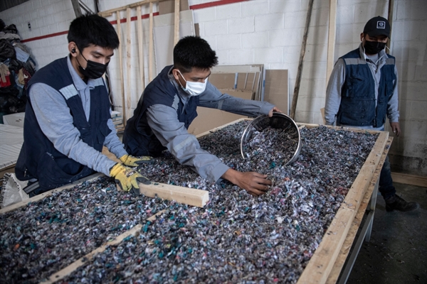 Những người làm việc tại một nhà tái chế quần áo đã qua sử dụng bị vứt bỏ ở sa mạc Atacama. Ảnh: AFP.