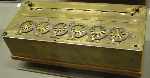Pascaline còn được gọi là máy số học, máy tính đầu tiên của nhân loại. Ảnh: Wikimedia Commons.