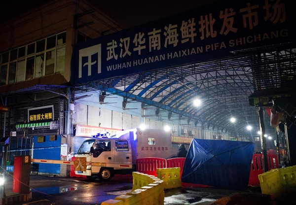 Một chiếc xe ứng phó khẩn cấp về vệ sinh ở Vũ Hán rời khỏi chợ hải sản Hoa Nam. Ảnh: AFP.