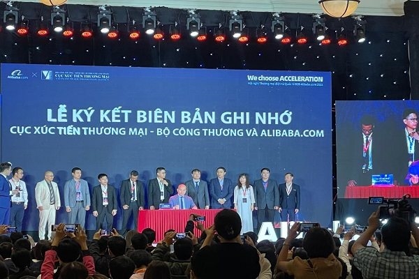Lễ ký kết hợp tác của Bộ Công thương với Alibaba.com vào ngày 16-3. Ảnh: Vân Ly