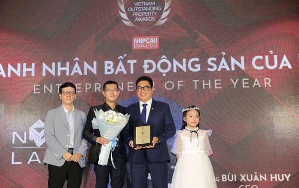 Ông Bùi Xuân Huy, Tổng giám đốc Tập đoàn Novaland, nhận giải Doanh nhân Bất động sản tiêu biểu năm 2021