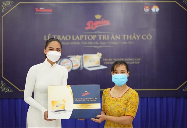 Hoa hậu H’Hen Niê đồng hành cùng Danisa trao tặng chiếc laptop cho một giáo viên tại Huyện M’Drak, Tỉnh Đắk Lắk.