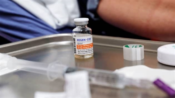 Một lọ kháng thể đơn dòng Regeneron đặt trên bàn y tế tại Trung tâm Chăm sóc Khẩn cấp Tưởng niệm Sarasota ở Sarasota, Florida, Mỹ. Ảnh: Reuters.