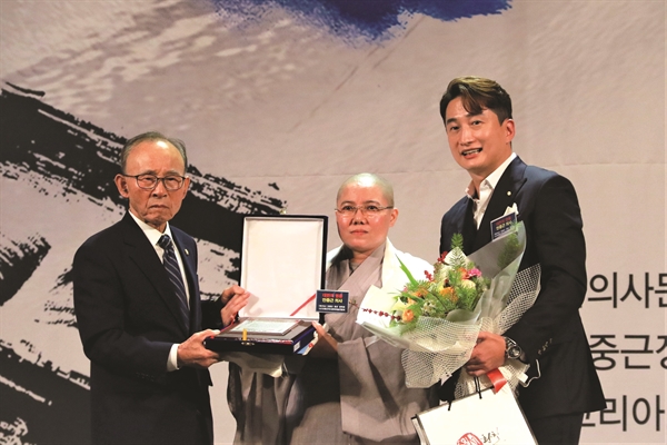 Sư cô Thích Nữ Giới Tánh được trao giải vì hòa bình tại Hàn Quốc. Ảnh: TTXVN. 