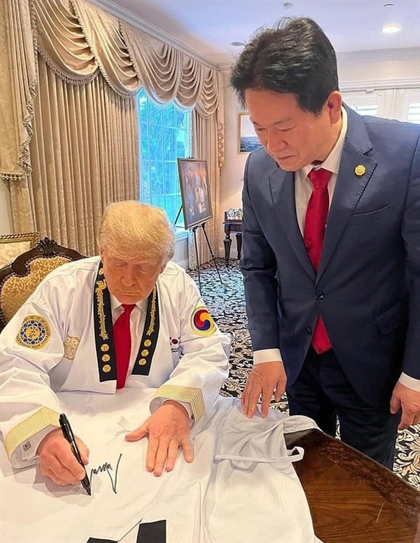 Ông Trump ký tên lưu niệm lên võ phục Taekwondo. Ảnh: Daily Mail.