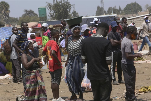 Người dân trong khu chợ đông đúc ở ngoại ô thủ đô Harare, Zimbabwe ngày 15/11/2021. Ảnh: AP.