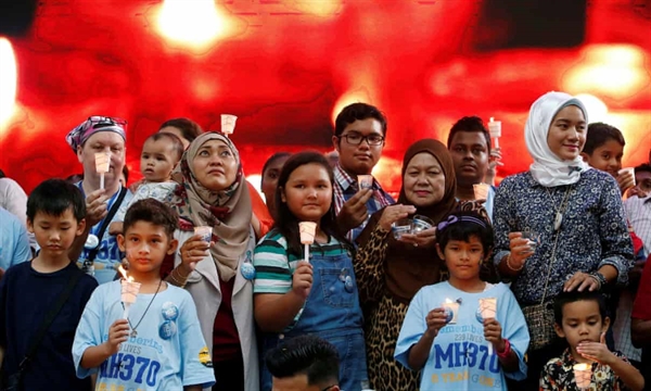 Các thành viên trong gia đình của những hành khách xấu số tại một sự kiện tưởng nhớ chuyến bay MH370 của Malaysia Airlines mất tích ở Kuala Lumpur, Malaysia, vào năm 2019. Ảnh: Reuters.