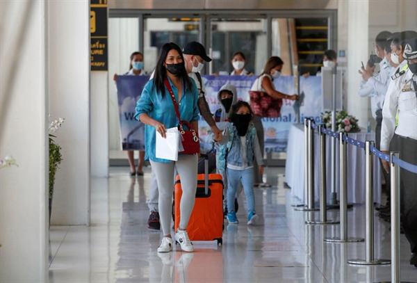 Những du khách đầu tiên du lịch tại Phuket, Thái Lan hồi tháng 7/2021. Ảnh: Reuters.