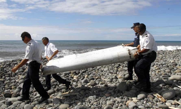 Một mảnh vỡ máy bay được tin là của MH370 được tìm thấy ở đảo Réunion của Pháp vào năm 2015. Ảnh: EPA.