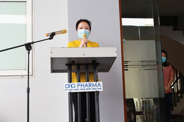 Bà Nguyễn Ngọc Diệp – Phó Tổng Giám đốc phụ trách Sản xuất & Chuỗi cung ứng DHG gửi đến toàn thể người lao đông lời chúc sức khỏe, lời động viên tinh thần khi tham gia chiến dịch 3 tại chỗ.  