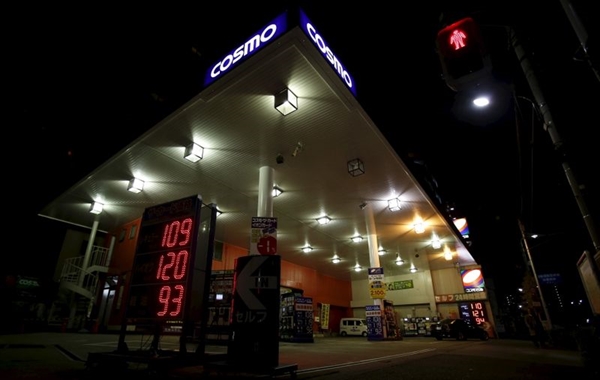Một chi nhánh của trạm dịch vụ Cosmo Oil của Cosmo Energy Holdings ở Tokyo, Nhật ngày 17/12/2015. Ảnh: Reuters.