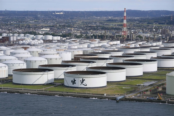 Các bồn chứa dầu thô và các sản phẩm dầu mỏ tại Nhà máy lọc dầu Chiba của Công ty Idemitsu Kosan ở Ichihara, tỉnh Chiba. Ảnh: Kyodo.