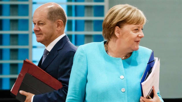 Thủ tướng Đức Angela Merkel (phải) và Bộ trưởng Bộ Tài chính Đức Olaf Scholz tham dự cuộc họp nội các tại thủ tướng Đức vào ngày 19/8/2020 tại Berlin, Đức. Ảnh: Getty Images.