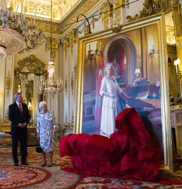 Tại Cung điện Buckingham, những khung ảnh có giá trị lịch sử và thường rất quý giá. Ảnh: Twitter