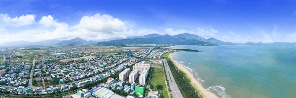 Asiana Đà Nẵng sở hữu vị thế chỉ cách bờ biển bằng con đường Nguyễn Tất Thành