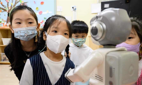 Chính phủ đề xuất thử nghiệm robot đối với trẻ từ 3 - 5 tuổi. Ảnh: AFP.