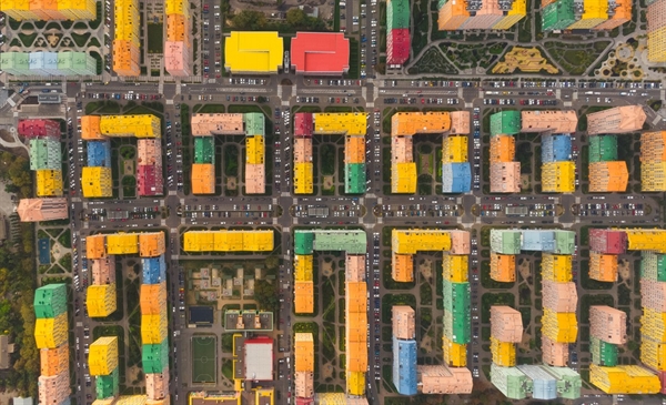 Những khu nhà nhìn từ trên xuống giống hệt như những khối lego khổng lồ nhiều màu sắc. Ảnh: New York Post.