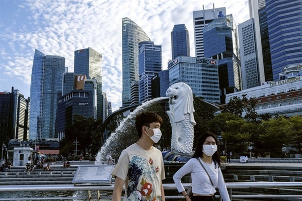 Người dân đeo khẩu trang khi ra đường ở Singapore. Ảnh: AP.