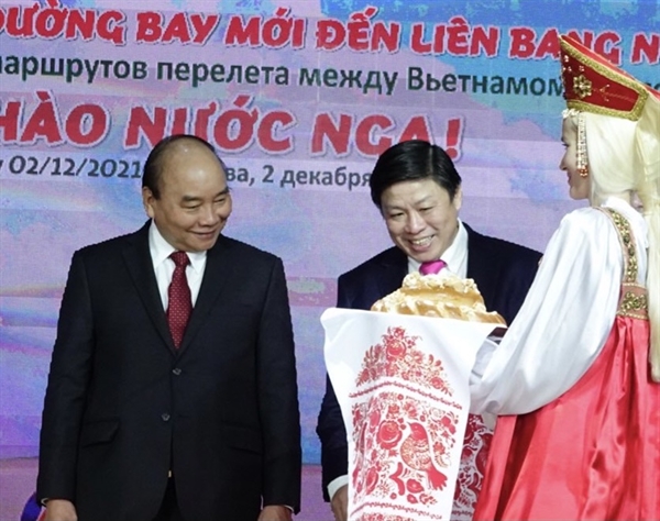 Thiếu nữ Nga mời Chủ tịch nước nghi lễ truyền thống Bánh mì và Muối